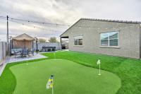 New-Build Glendale Home with Hot Tub and Putting Green - B&B