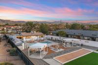HUGE House in Joshua Tree/Yucca Valley with Pool & Hot Tub - B&B