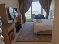 Gharfar-2 Heaven Escape-Golf view-high floor-Netflix-GYM-Pool-perfect staycation - Bed and Breakfast Dubai