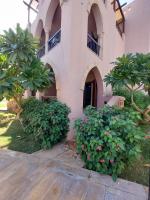 Ground floor apartment by circular pool in Talabay (sweet coffee apartment) - Chambres d’hôtes