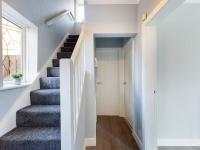 Stunning Family Home with Comfortable Surroundings by Our Home Short Stays ideally situated within Greater Manchester - Chambres d'hôtes Hindley