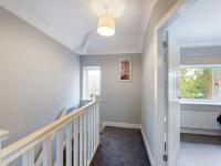 Stunning Family Home with Comfortable Surroundings by Our Home Short Stays ideally situated within Greater Manchester - Chambres d'hôtes Hindley
