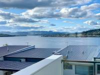 Modern villa with water view - B&B Claremont