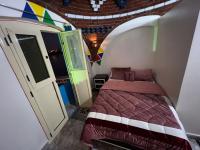 Habitación con cama grande y vistas al mar