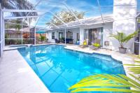 Palm Harbor Paradise - Spacious Home In Quiet Neighborhood with Heated Pool, Billiard Room, Hot Tub - Chambres d'hôtes Palm Harbor