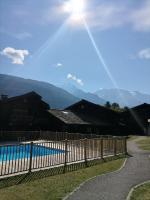 Appartement aux pieds des pistes / piscine - Bed and Breakfast