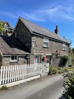Isallt Cosy Cottage. Dogs Welcome. Superking & Double Bed. Log Burner. Peaceful Village Location - B&B