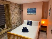 Island Lodge A relaxed Boutique stay tucked into Plymouth historic Barbican combining spacious modern rooms with warm hospitality - Chambres d'hôtes Plymouth