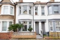 Huge 4 Bedroom House with Garden, Close to Beach - Bed and Breakfast Southend-on-Sea