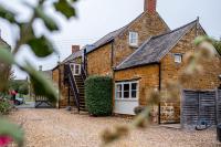 The Old Plough, mix of 1 bed and 3 bed units, rustic charm, super king bed or twins, en-suite, secure parking - B&B Caldecott