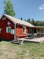 Luxurious red cottage with wood stove near lake - Ferienwohnung Nye