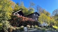 Romantic private superior Swiss Chalet with Hottub - B&B