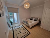 Lovely Seafront Apartment with Garden - B&B Swansea