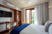 Habitación con cama grande y balcón