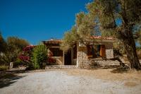 Beautiful Traditional Stone House in the private Sea Front Olive Grove of Elaionas Nikou Luxury Villas - Chambres d'hôtes Alyfantá