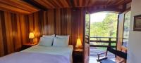 Zimmer mit Kingsize-Bett und Bergblick