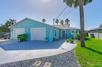 Dog Friendly Home wPrivate Fenced Yard, Garage & Fire Pit STEPS to the Beach! - Chambres d'hôtes New Smyrna Beach