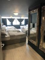 Unique city centre DJ apartment - sleeps 20 - B&B