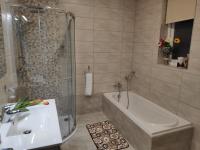 Cheerful 3 bedroom town house with garage free parking inside or outside with back yard and roof - Chambres d'hôtes Sliema