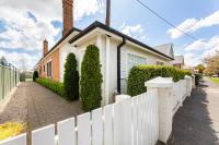 The Edward Townhouse 155 - Steps to Town - B&B