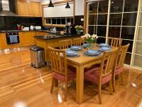 B&B Melbourne - Style/Comfort/Spacious 4 bedroom house plus study - Bed and Breakfast Melbourne