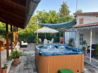 Klara Apartmanház - B&B