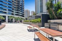 Circle on Cavill Canal Views Huge Apartment - B&B
