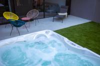 Casa de Nero - Premium House with Jacuzzi Next to Golf Course - Chambres d’hôtes Caleta de Vélez