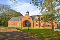Grey Towers Stables 3 bedroom set in private grounds - B&B
