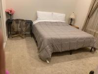 Habitación con cama extragrande.