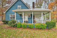 Cozy Cottage with Fireplace and Private Yard - B&B