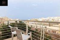 Modern 2BR APT in the quaint village of Marsaskala & AC - Chambres d'hôtes Marsaskala