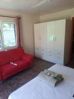 Zimmer mit Kingsize-Bett und Poolblick