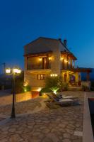 Villa Amfithea in Plaka BY APOKORONAS-VILLAS - B&B Kambiá