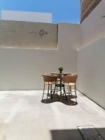 2BR-3BA Condo Block from Beach w Rooftop Jacuzzi - B&B