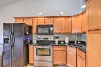 Quaint Couples Escape Pool, Near Lake Erie! - B&B Oak Harbor