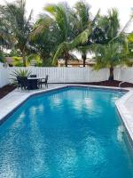 Gorgeous open concept 4 BR with heated pool and lounge area - Chambres d’hôtes Fort Lauderdale