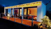 Ranch 66 - Moderní Tiny House Black Swallow ve stylu Route 66 se saunou a bazénem - Bed and Breakfast