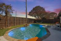 B&B Richardson - Perfect Getaway Home w Pool Jacuzzi Cinema Room - Bed and Breakfast Richardson