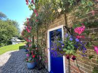 B&B Stalham - Adorable two bed Norfolk broads holiday home - river views with moorings & fishing - Bed and Breakfast Stalham