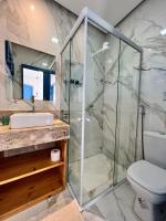Habitación con cama grande y balcón