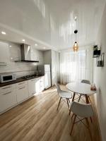 Світлі апартаменти в самому Центрі біля Корпусного парку - Мережа HELEN - B&B Poltava