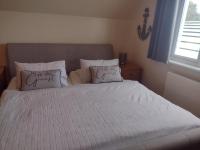 Habitación con cama extragrande.