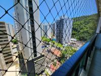 Lindo Flat Capitania Varam , WI FI , 2 aparelhos de ar condicionado , serviço de praia , enorme sacada com vista ao mar e telas de proteção para as crianças , 3 piscinas - Chambres d'hôtes Guarujá