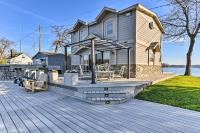 Michigan Island Lake House with Pontoon Boat! - Chambres d’hôtes Fenton