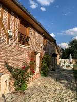 chambre salon indépendant, salle de bain wc privés, jardin privé, piscine partagée près d'un lac - B&B