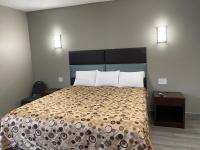 Habitación con cama extragrande y bañera de hidromasaje