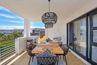 Designer Beachfront Apartment in Big Bay with swimming pool- 2 bedroom, 1 Azure - B&B