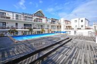 Designer Beachfront Apartment in Big Bay with swimming pool- 2 bedroom, 1 Azure - Chambres d'hôtes Bloubergstrand