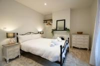Stylish and Modern Town Centre End-of Terrace Home - Ferienwohnung
